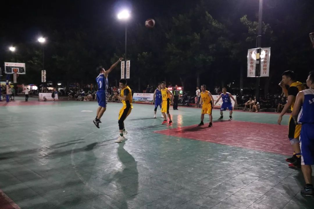  卡利亚里主场遭遇暴雨侵袭，湿滑场地影响攻防节奏