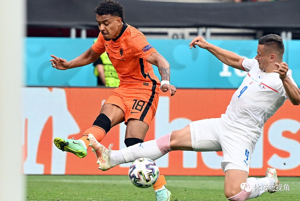  洛里昂后卫染红引争议，VAR介入推翻主裁初始判罚  